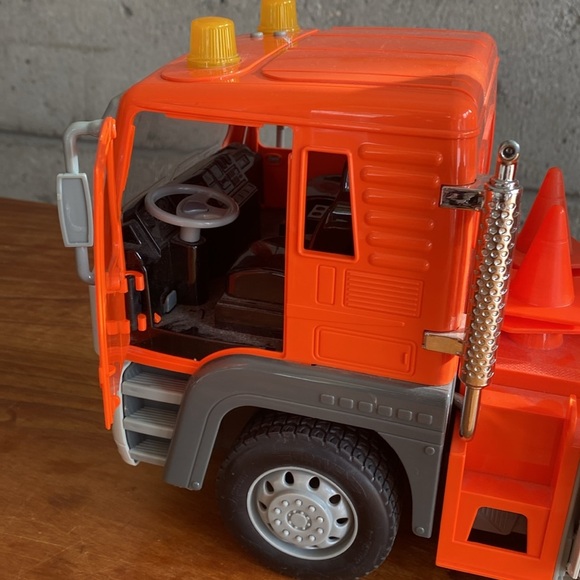 Large Crane Truck - Picture 8 of 15